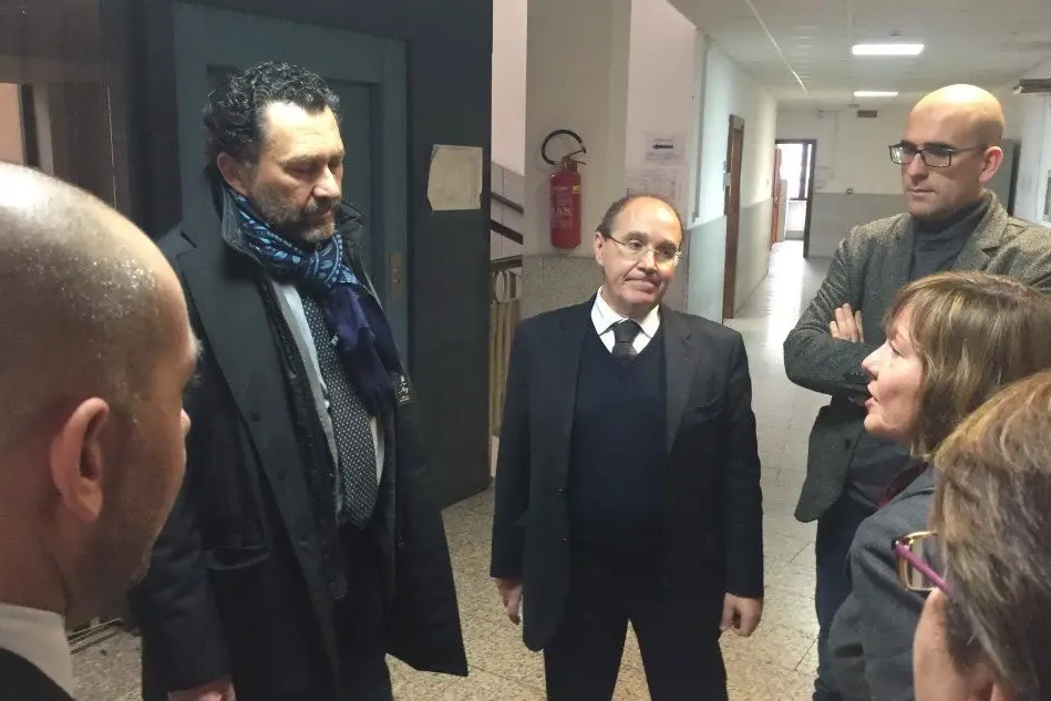 Da sinistra Giuseppe Magliulo, il giudice Marco Contu e alcuni avvocati (foto Busia, precedente alle prescrizioni anti Covid)