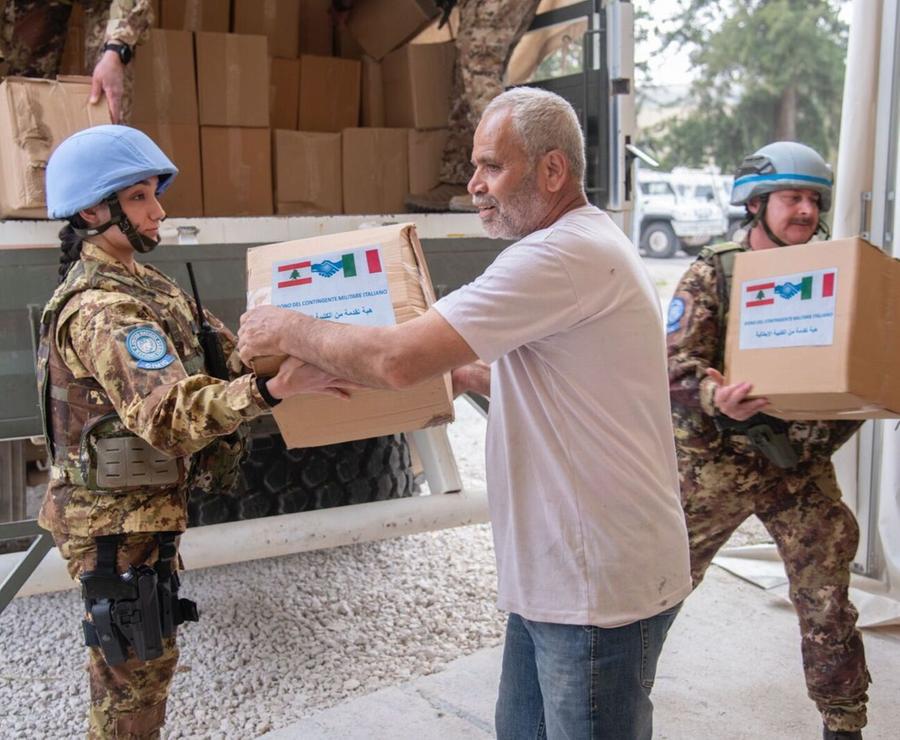 Libano, la Brigata Sassari distribuisce aiuti