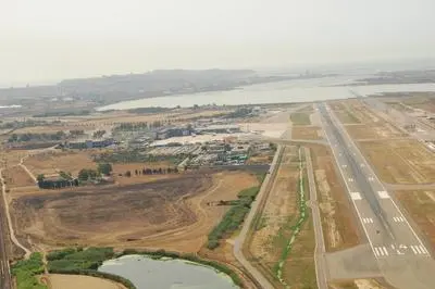 Una veduta aerea dell'aeroporto di Cagliari (archivio)