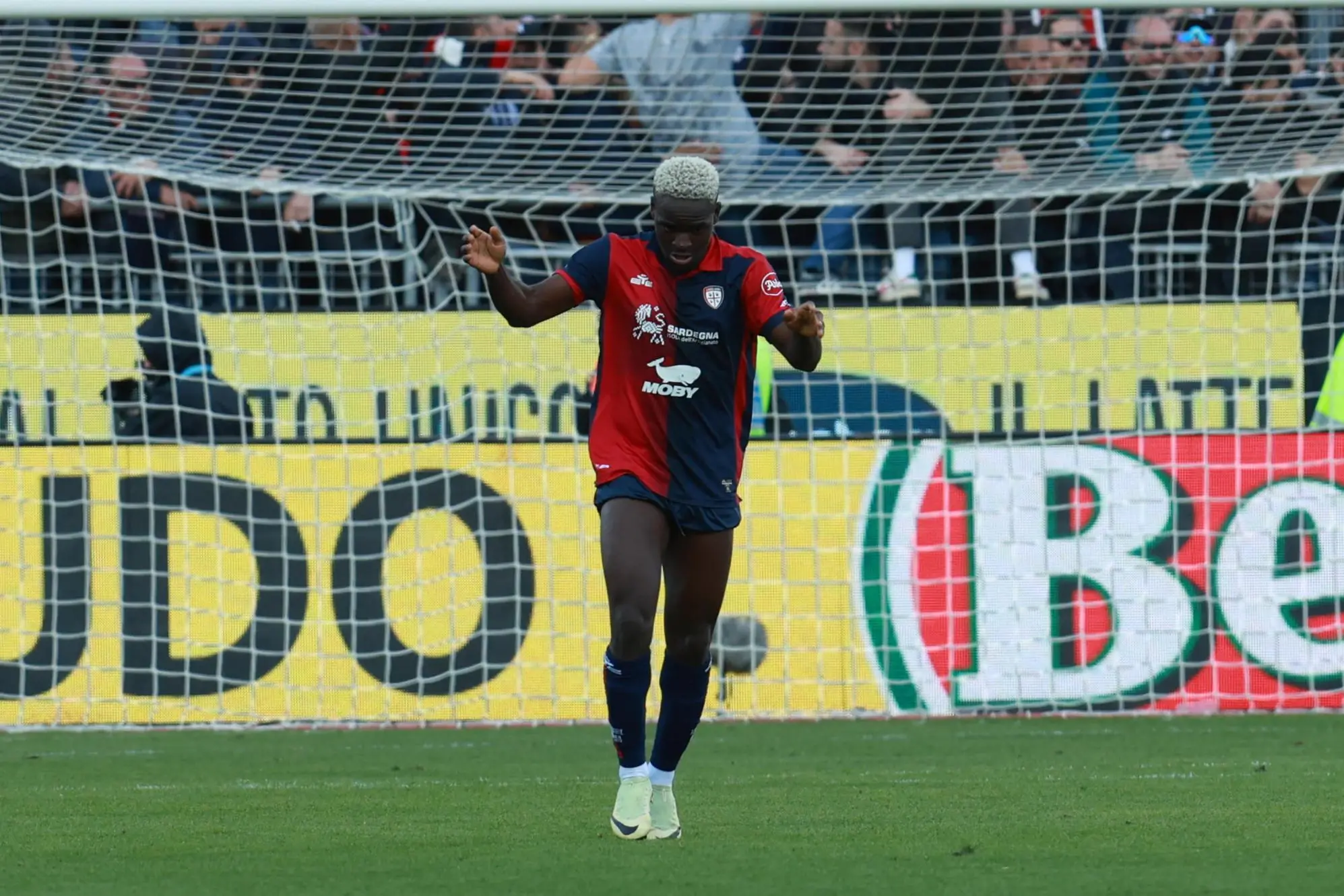 L'esultanza di Luvumbo dopo il gol del pareggio (Ansa)