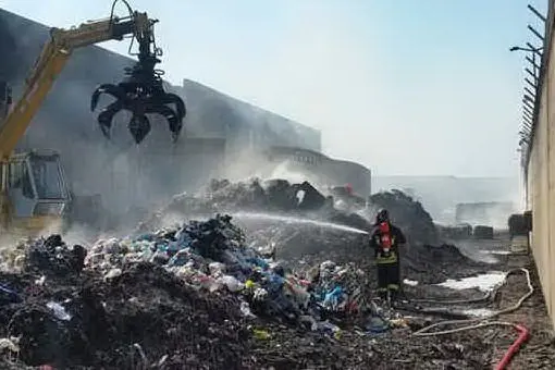 Vigili del fuoco all'opera nella sede della Soma