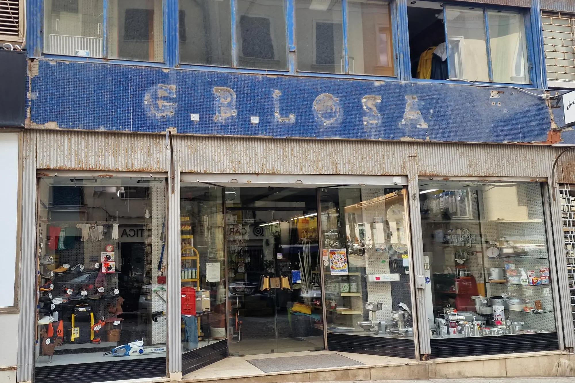 Sassari, il negozio Losa con l'insegna smontata (foto Floris)