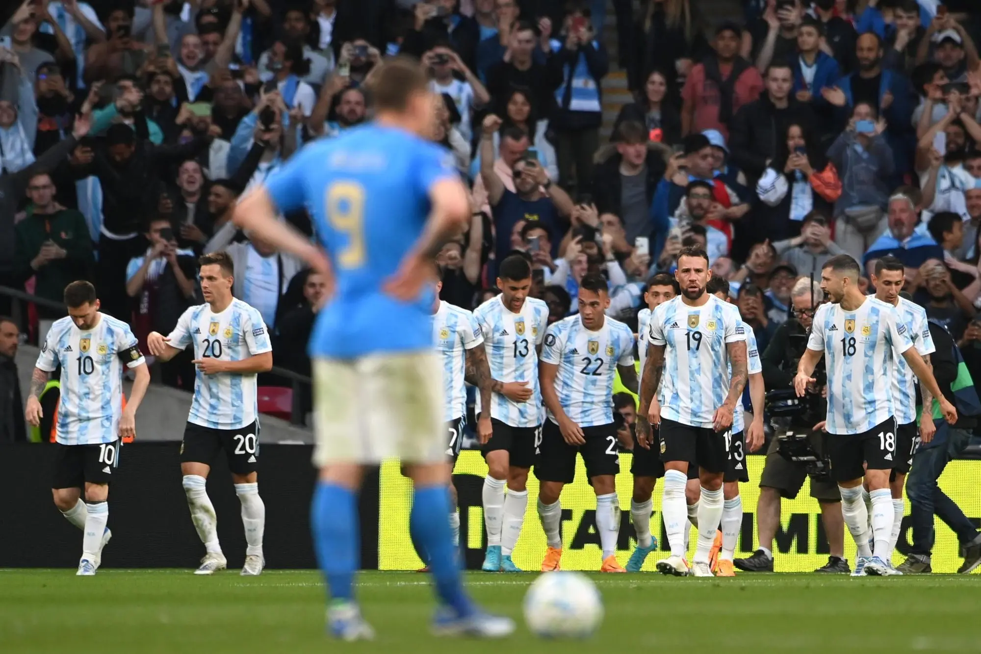 epa09990424 Lautaro Martinez (C-R) of Argentina celebrates with teammates after scoring the 0-1 lead during the Finalissima Conmebol - UEFA Cup of Champions soccer match between Italy and Argentina at Wembley in London, Britain, 01 June 2022. EPA/ANDY RAIN