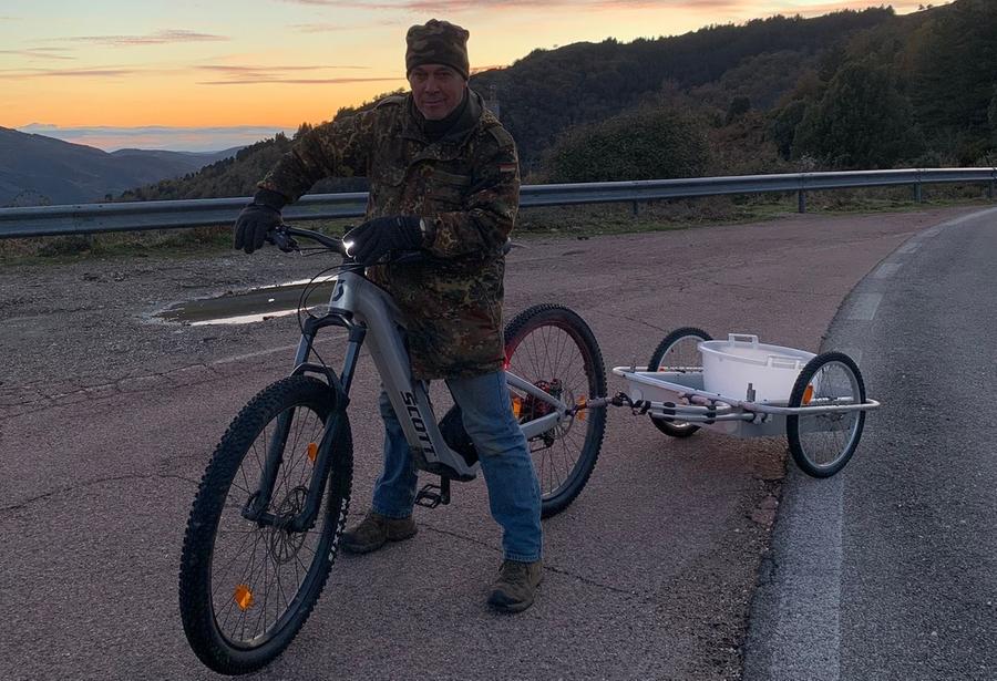 Apicoltore ecologista in e-bike