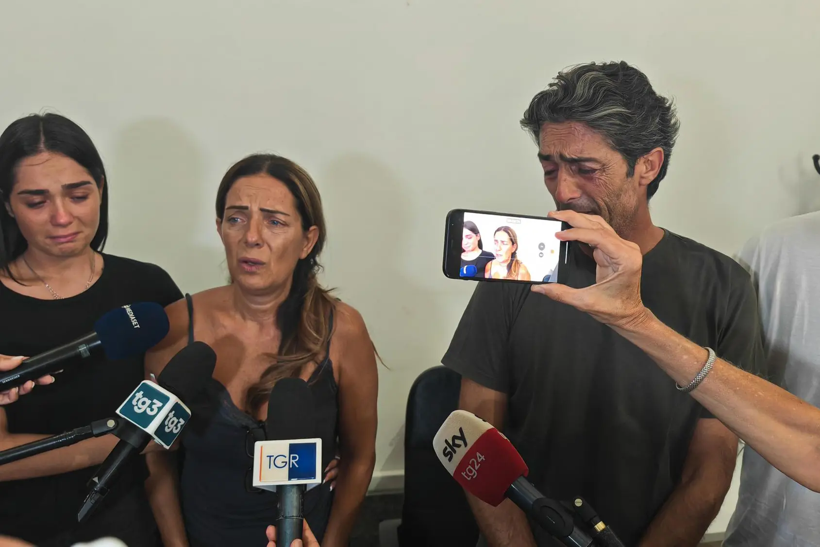 I genitori e i fratelli di Simona Cina', la gemella Roberta e Gabriele, parlano con la stampa nello studio del legale della famiglia, Gabriele Giambrone, 3 agosto 2025. La ventenne pallavolista e' stata trovata morta nella piscina di una villa a Bagheria durante una festa. ANSA/IGNAZIO MARCHESE