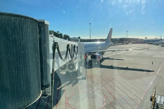 L'aereo di Volotea nell'aeroporto di Cagliari (foto Ruffi)