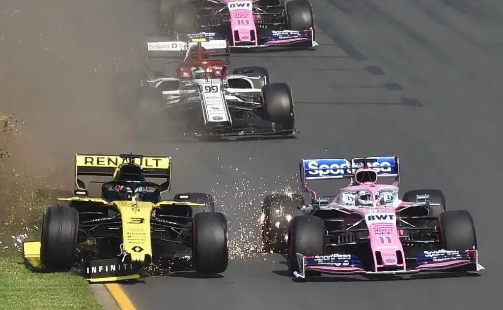 Un momento della partenza con Ricciardo, su Renault, che ha perso parte del muso