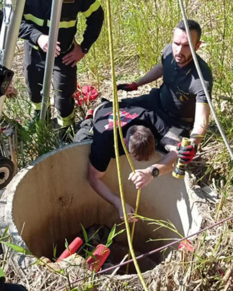 Cade nel pozzo, salva per miracolo