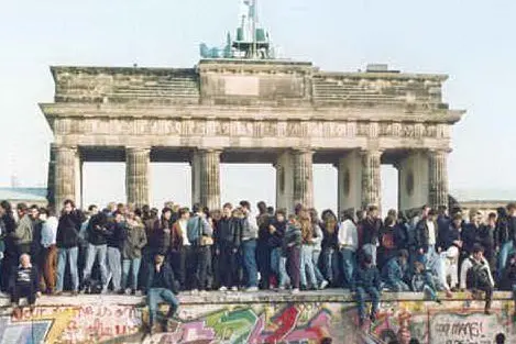 Giovani tedeschi sul Muro davanti alla Porta di Brandeburgo (foto Zasso)