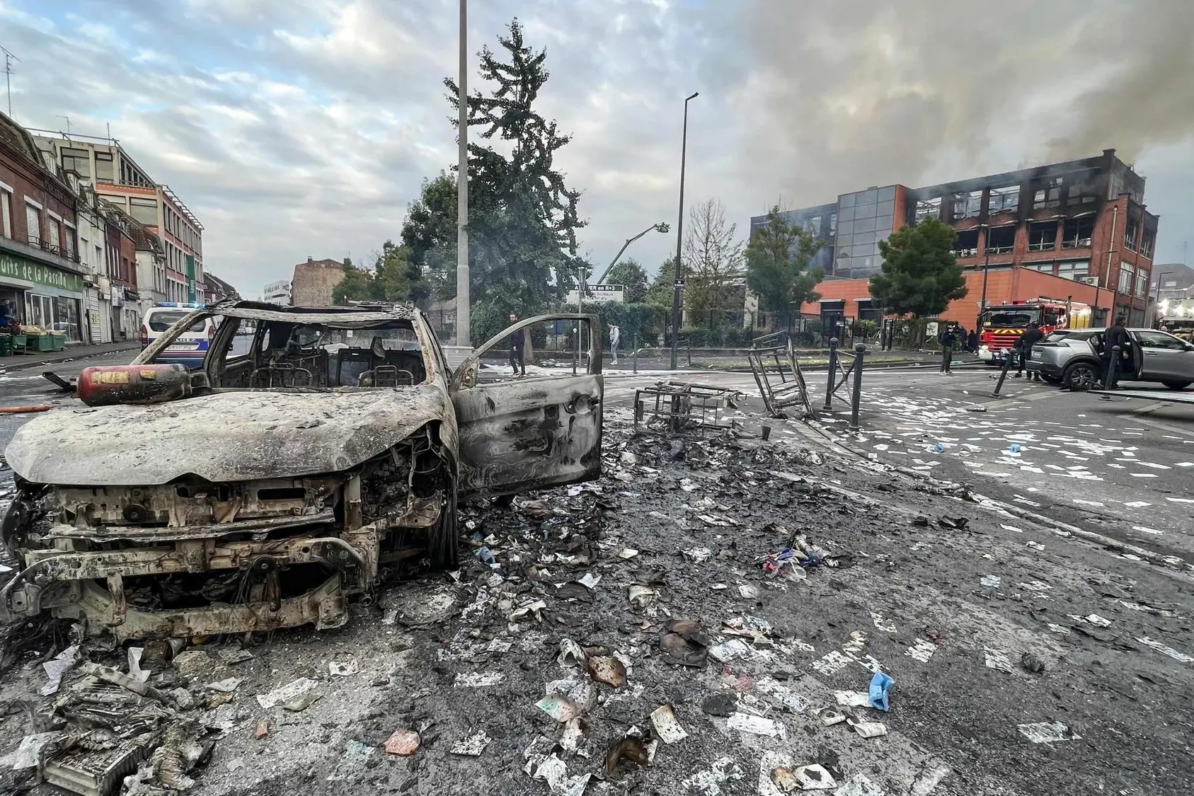 Un'auto bruciata a Roubaix (Ansa - Afp)