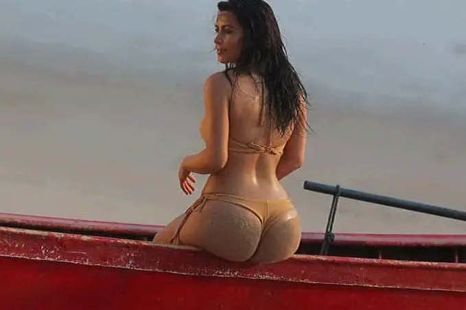Kim Kardashian durante un servizio fotografico in Thailandia