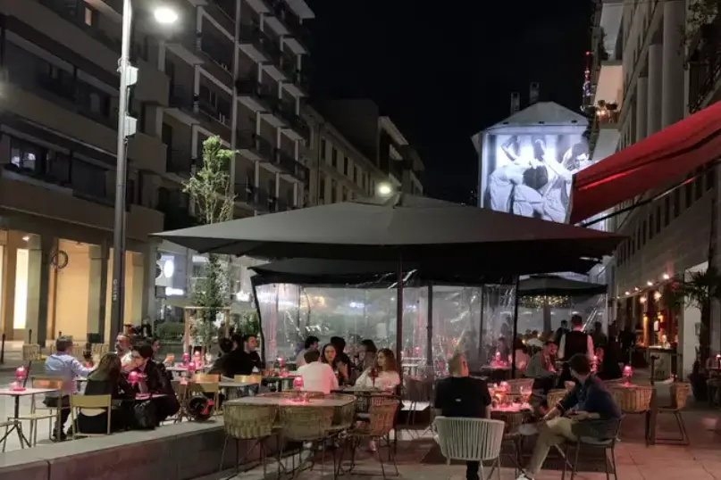 Locali della movida milanese (foto Ansa)