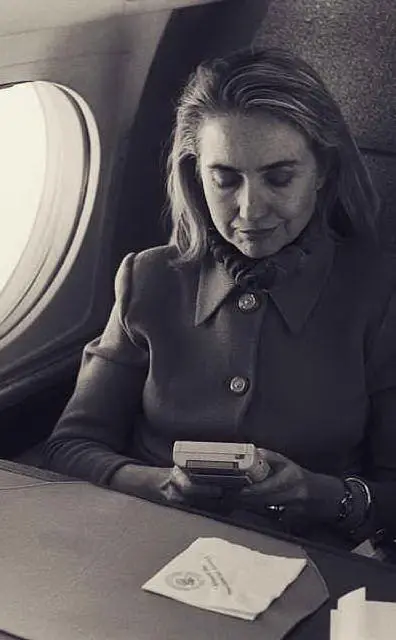 La first lady americana Hillary Clinton gioca con il Game Boy sull'aereo (foto Wikipedia)