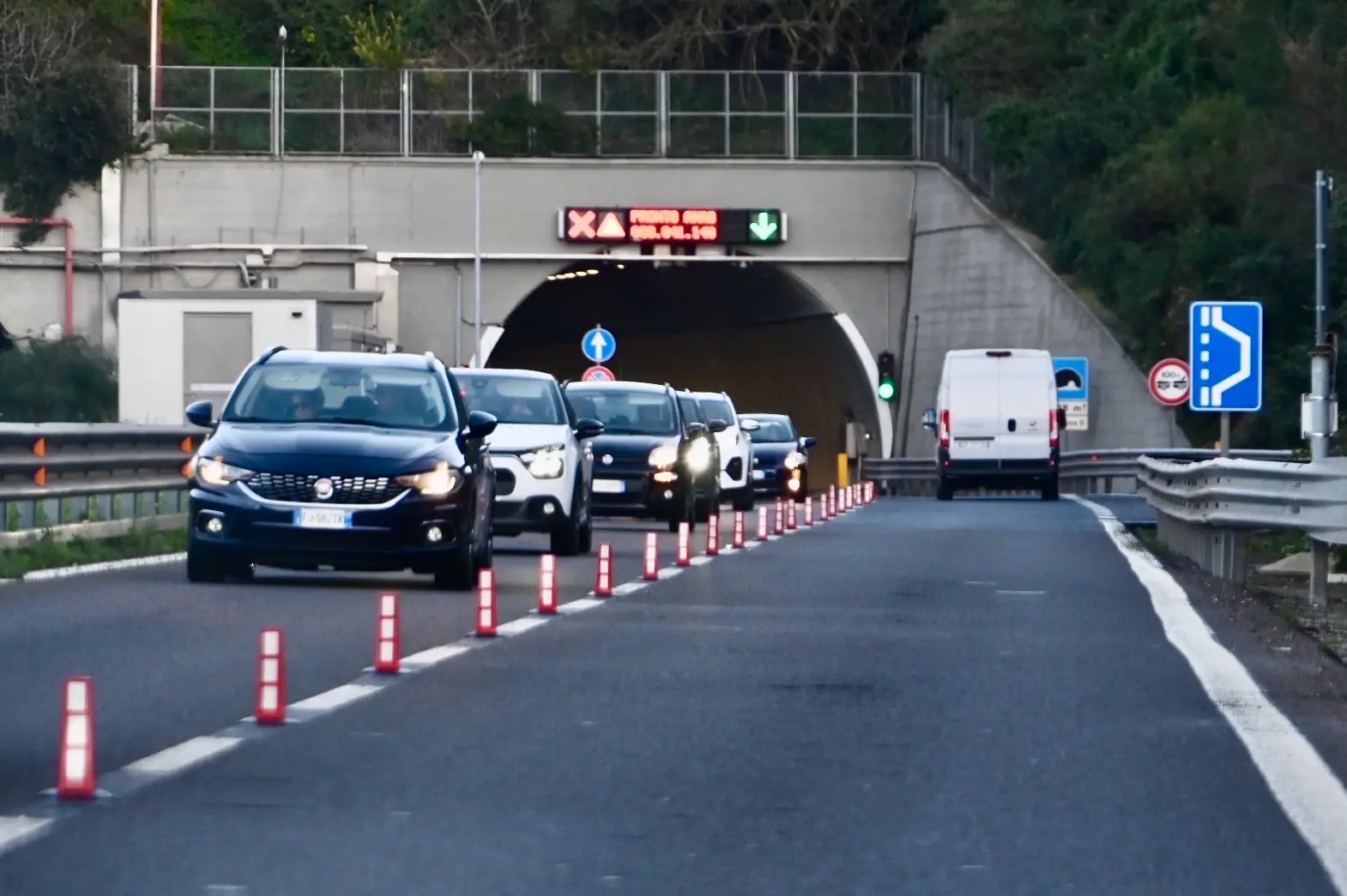 Lavori sulla 131 nella galleria Chighizzu all’ingresso di Sassari (foto Calvi)