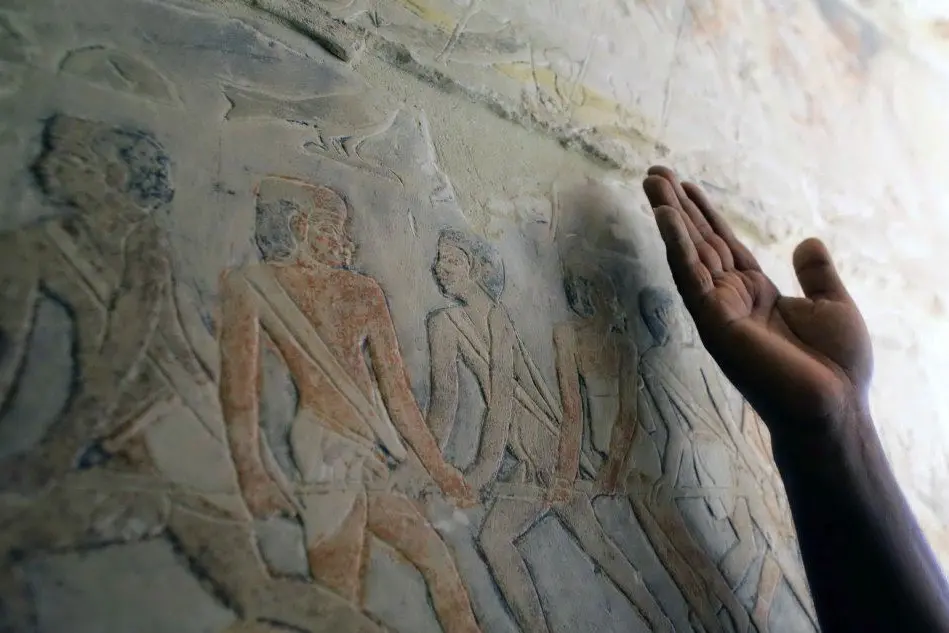 Un particolare delle iscrizioni murali nella tomba del visir Mehu, aperta al pubblico nell'area archeologica di Saqqara, in Egitto. (Foto Ansa)