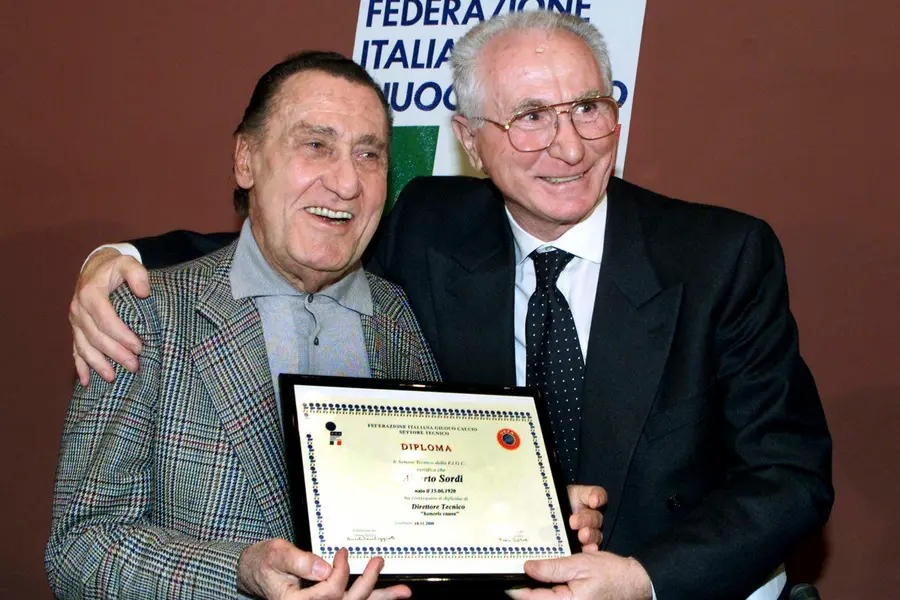 Dà ad Alberto Sordi il diploma ad honorem di allenatore di calcio