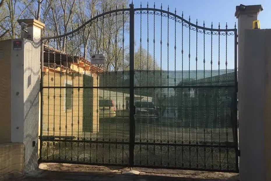 La villa in cui sono state bruciate le auto