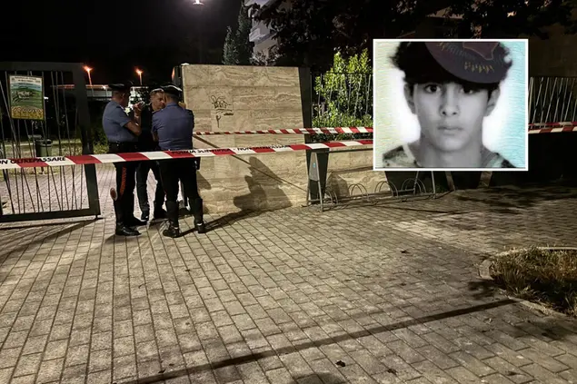 Nella combo, il luogo in cui e' stato ritrovato il corpo e (in alto, a destra) Christopher Thomas Luciani, il ragazzo di 17 anni ucciso, in una foto diffusa da &quot;Chi l'ha visto&quot; dopo una sua breve sparizione. +++ATTENZIONE LA FOTO NON PUO' ESSERE PUBBLICATA O RIPRODOTTA SENZA L'AUTORIZZAZIONE DELLA FONTE DI ORIGINE CUI SI RINVIA+++ NPK +++