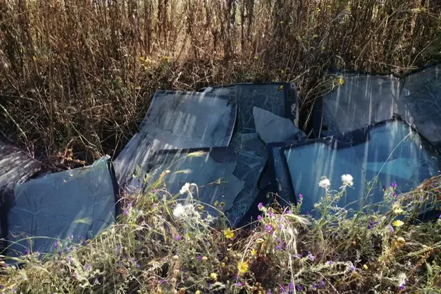 La discarica di resti di auto scoperta a Marrubiu (foto Pinna)