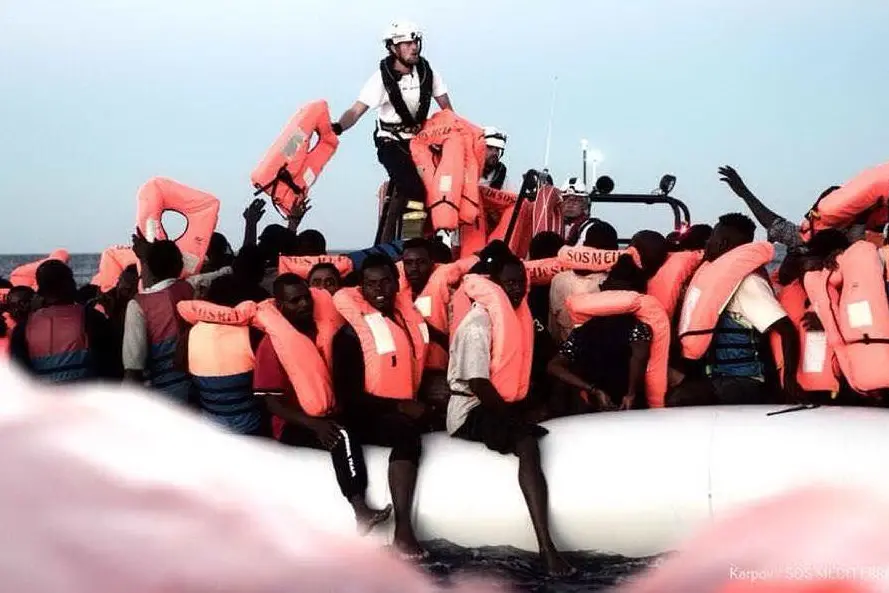 L'Italia chiude i porti: 629 migranti restano in mare (foto di Sos Mediterranée)