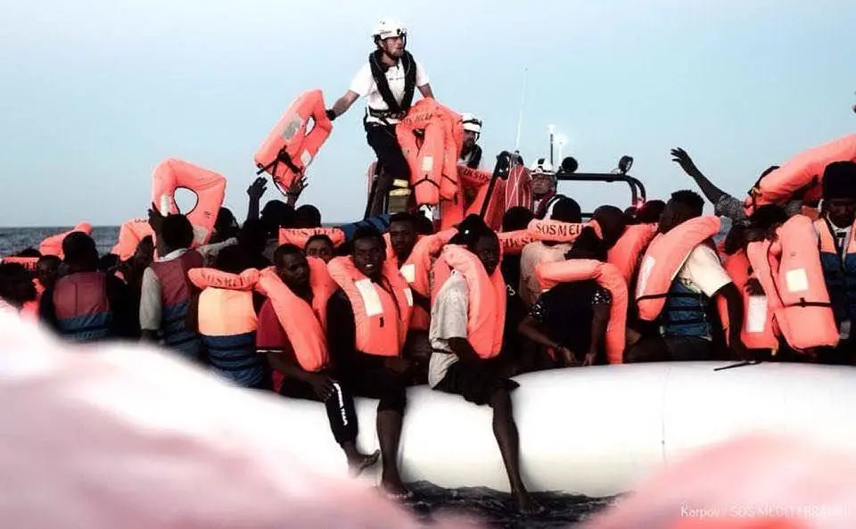 L'Italia chiude i porti: 629 migranti restano in mare (foto di Sos Mediterranée)