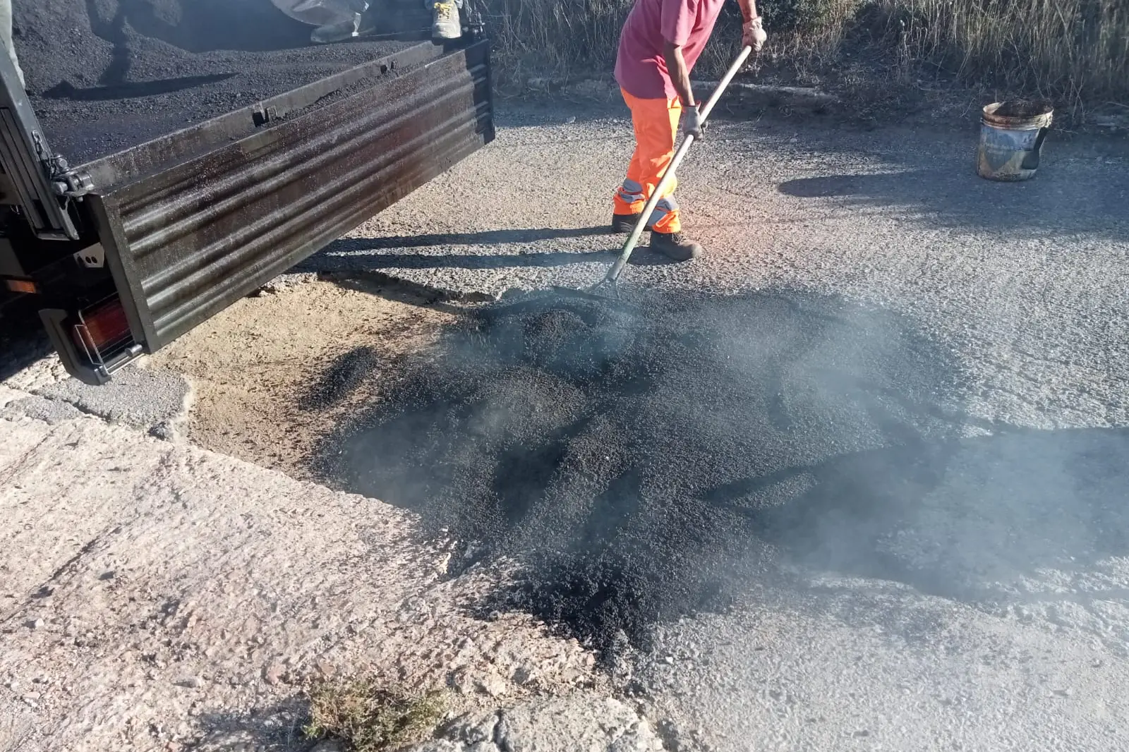 Un intervento per il ripristino dell'asfalto sulla strada di Argiola Onniga ad Arzana (L'Unione Sarda - Secci)