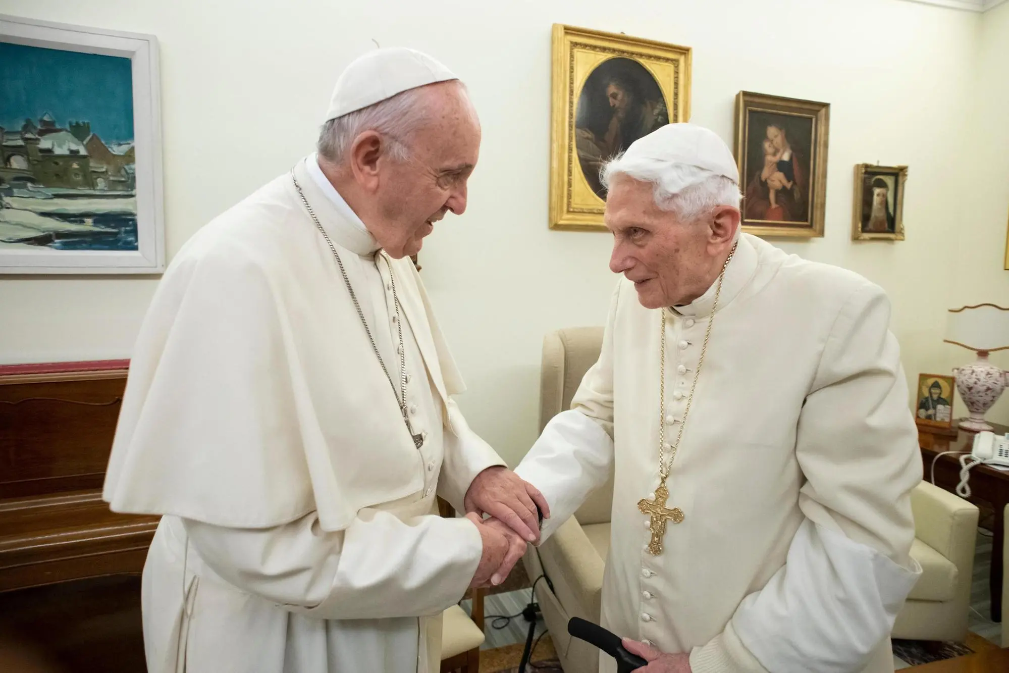 Benedetto XVI e Papa Francesco (Ansa)