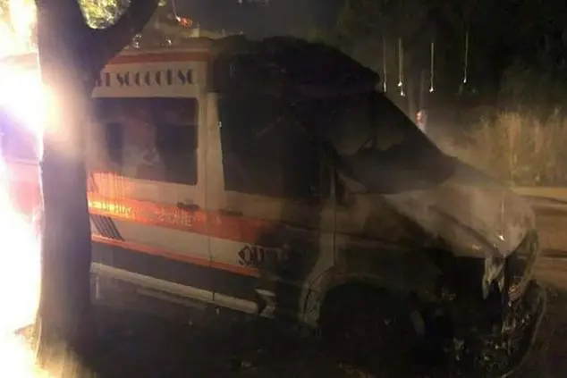 L'ambulanza incendiata (foto Tellini)
