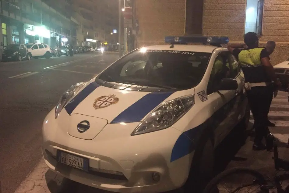 La polizia municipale davanti alla casa occupata