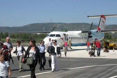 Passeggeri sbarcano all'aeroporto di Tortolì