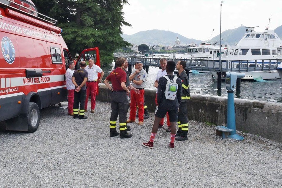 Un mezzo dei Vigili del Fuoco sul lago di Como (Ansa)