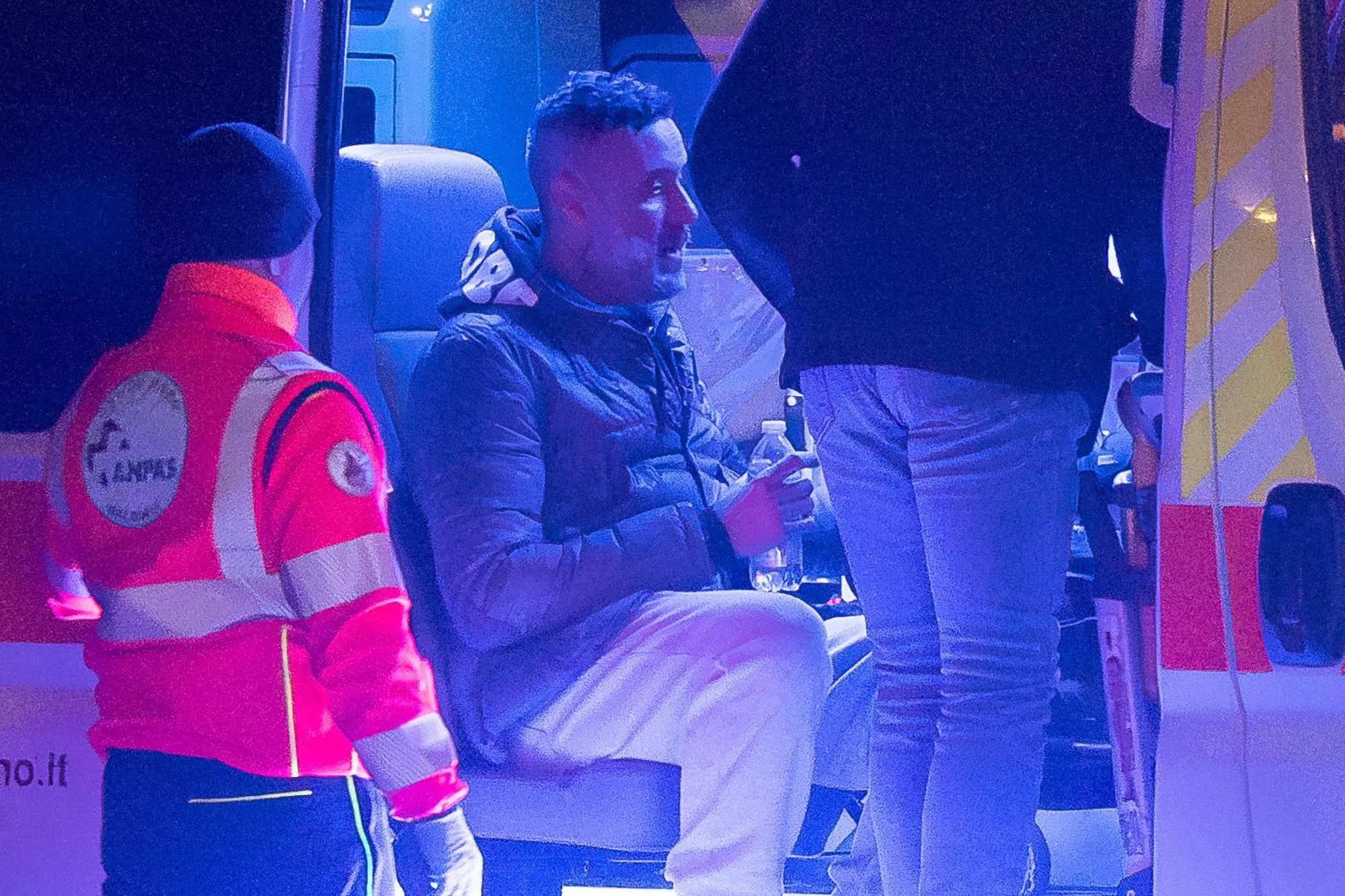 Carmelo Cinturrino, l'agente della Polizia di Stato arrestato per omicidio, in ambulanza la sera del uccisione di Abderrahim Mansouri (Ansa)