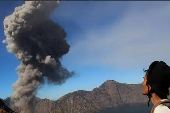 Indonesia, tre vulcani in eruzione oscurano i cieli dell'arcipelago