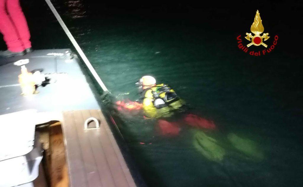 Barca contro diga a Venezia, tre morti. L'intervento dei soccorritori (Ansa)
