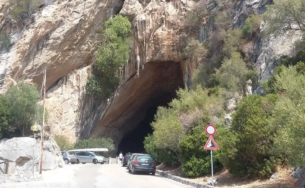 Tra le escursioni immancabile quella alla Grotta di san Giovanni