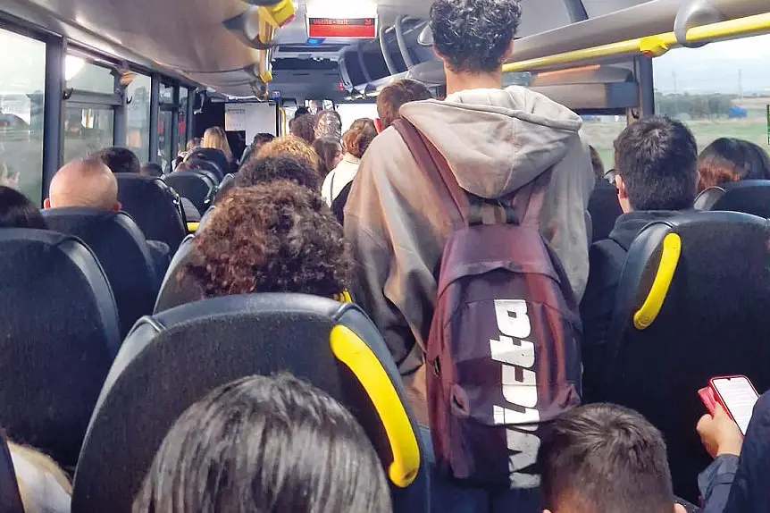 Trasporti scolastici a Sinnai, studenti in difficoltà per le corse insufficienti verso Pirri Un pullman dell’Arst stracarico di studenti e lavoratori (Foto archivio)