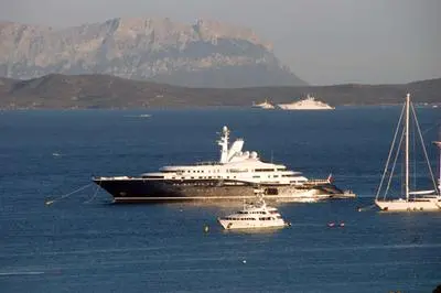 Al Mirqab, il super yacht dell'emiro del Qatar in navigazione in Gallura (Foto archivio L'Unione sarda)