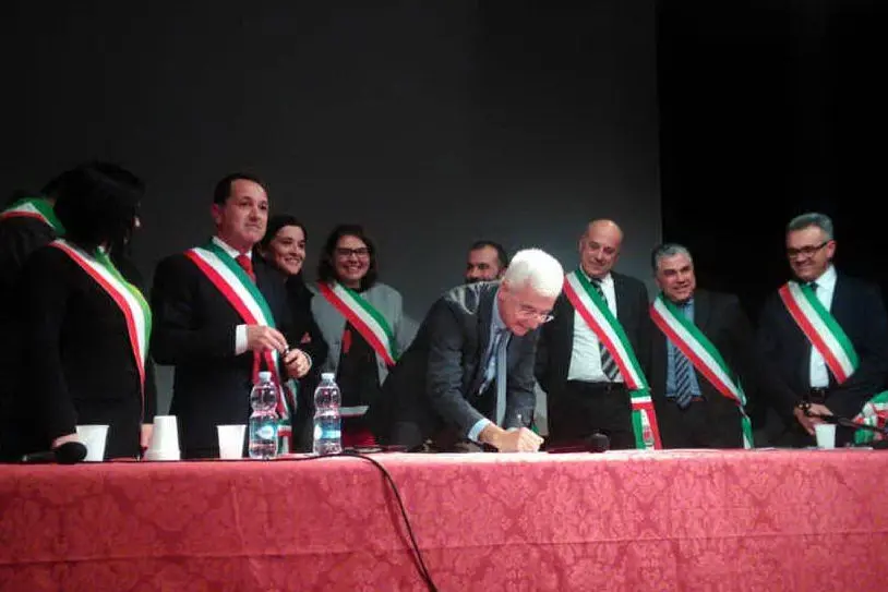 L'assessore Raffaele Paci firma (foto Ufficio Stampa Regione Sardegna)