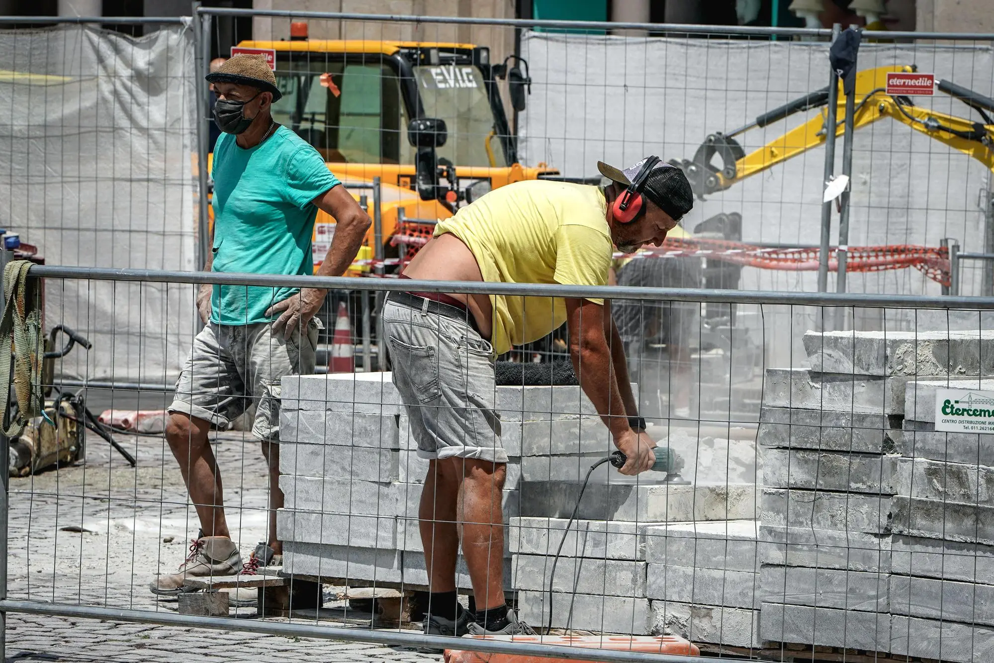 Due operai al lavoro sotto il sole di un'estate calda. Torino 15 luglio 2026 ANSA/TINO ROMANO (estate, lavoro, caldo, generica, simbolica)
