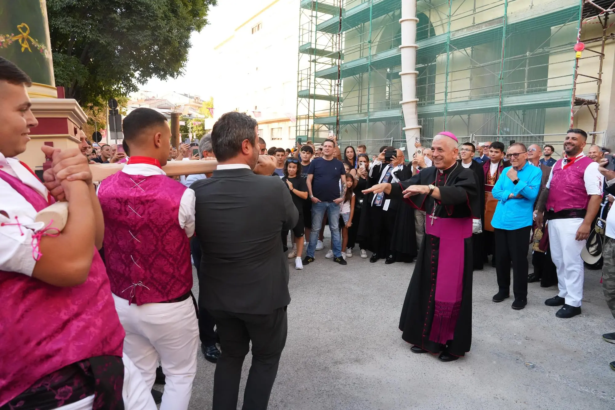 L'arcivescovo di Sassari, monsignor Francesco Antonio Soddu, fa ballare il nuovo candeliere del Gremio dei Viandanti