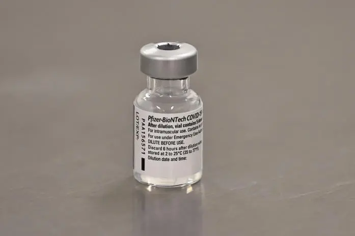 Vaccino Pfizer (foto Ansa/Epa)