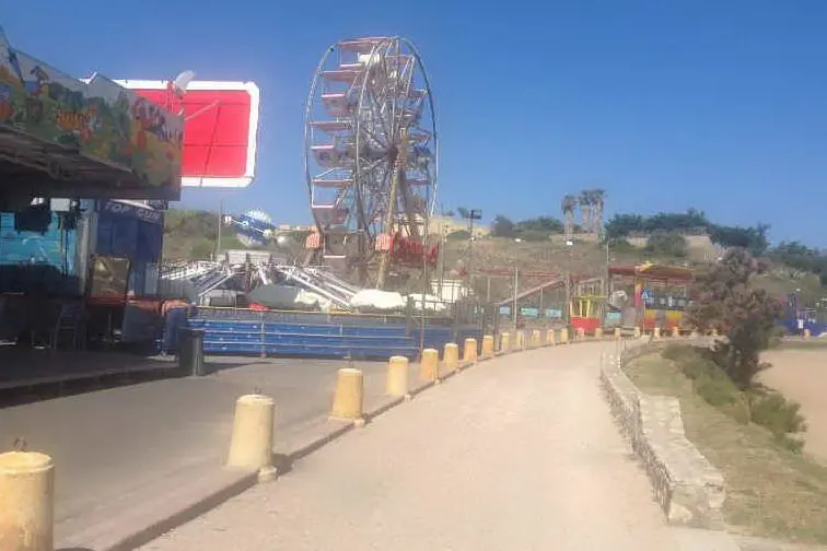Il Luna Park a ridosso della ciclabile (foto L'Unione Sarda - Pala)