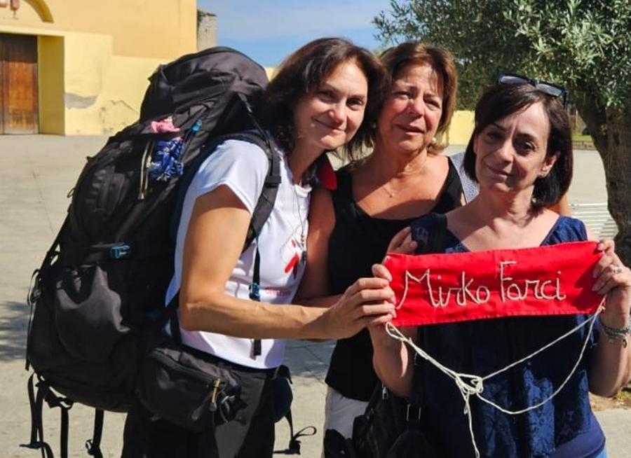 Il nastro con il nome di Mirko consegnato alla madre Paola