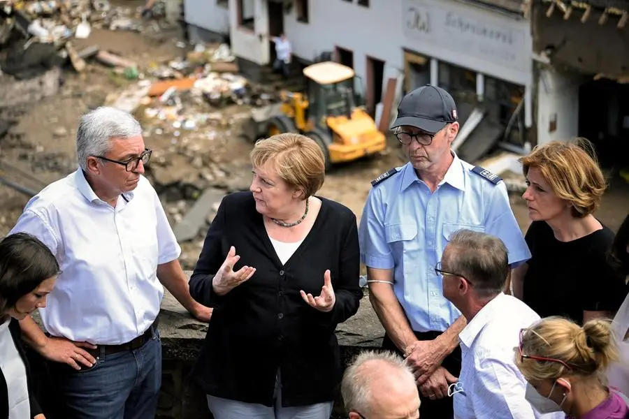La cancelliera Angela Merkel nei luoghi dell'alluvione (Ansa-Epa)