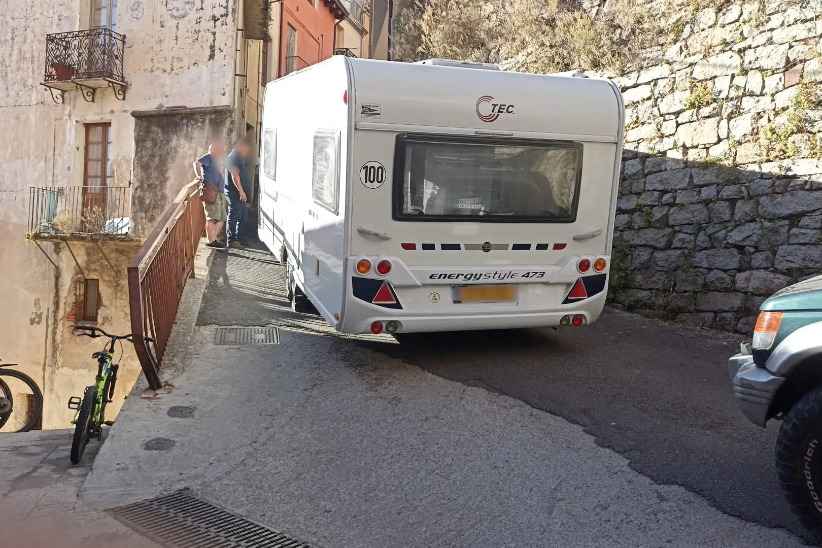 La roulotte incastrata in via Garibaldi (foto concessa)
