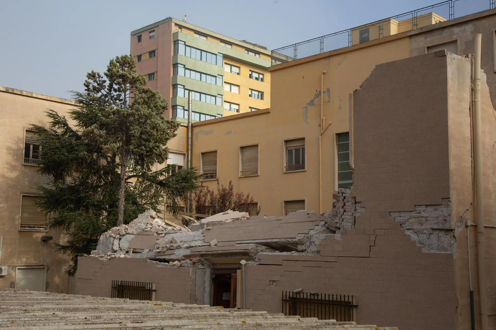 La palazzina dell'Università di Cagliari dopo il crollo (foto Ansa)