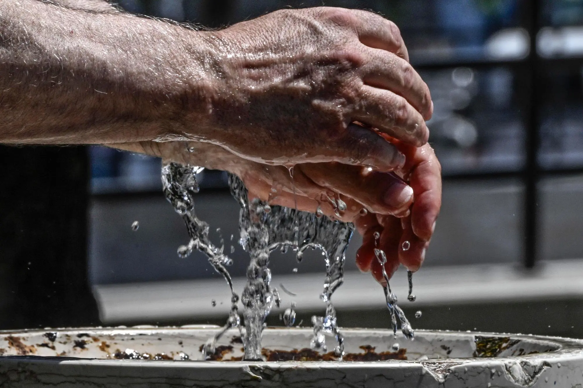 The fountain in Piazza del Municipio in Naples offers refreshment in the heat even to those engaged in work activities. Naples, July 1, 2025 ANSA / CIRO FUSCO