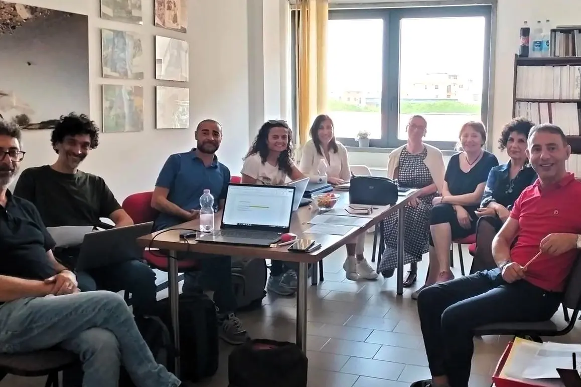 Il professor Dettori (a destra) con il gruppo di lavoro (foto ufficio stampa)