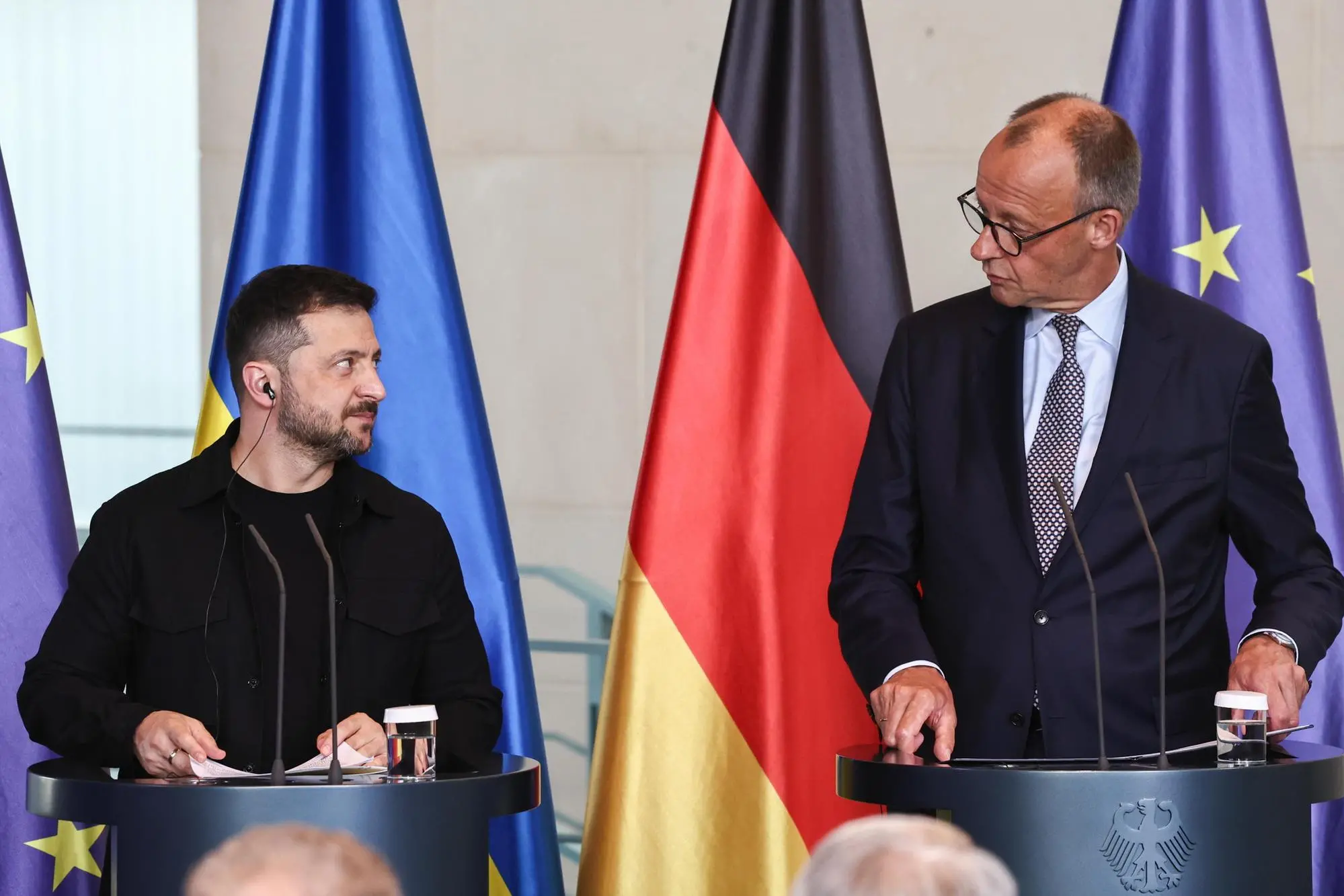 epaselect epa12297944 German Chancellor Friedrich Merz (R) and Ukrainian President Volodymyr Zelensky attend a press conference following a video call with other heads of state ahead of a summit between the US and Russian leaders, in Berlin, Germany, 13 August 2025. EPA/FILIP SINGER