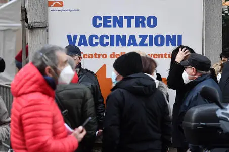 People stand in line waiting to receive a dose of Covid-19 vaccine in the hub of the Gioventu' theater, Genova, Italy, 10? January 2022. ANSA/LUCA ZENNARO